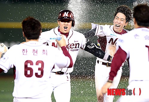 【서울=뉴시스】전신 기자 = 9일 오후 서울 목동야구장에서 열린 2013 프로야구 준플레이오프 2차전 넥센 히어로즈와 두산 베어스의 경기에서 10회말 1사 3루 2-2 상황 넥센 김지수가 끝내기 안타를 친 후 환호하고 있다. 2013.10.09.&nbsp; photo1006@newsis.com