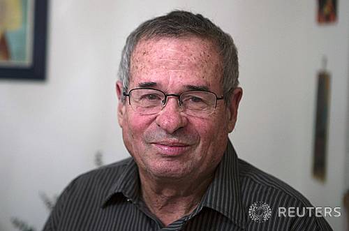 【로스앤젤레스=로이터/뉴시스】9일 올 노벨 화학상 공동수상자로 선정된 미 남가주대 LA분교의 아리 워셸 석좌교수가 수상 소식 후 집에서 포즈를 취해주고 있다. 2013. 10. 09&nbsp; 