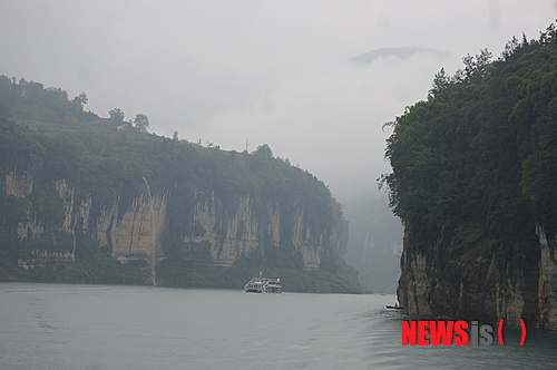 【이창·언스(중국)=뉴시스】김정환 기자 = “노르웨이의 피요르드보다 아름답다”, “뉴질랜드의 피요르드는 댈 것도 아니다.” 중국 후베이성 언스(恩施)시에서 양쯔강 지류인 칭장(清江)을 따라 펼쳐지는 ‘칭장화랑(清江画廊)’의 자태를 접한 한국인 관광객들 사이에서 터져 나온 말이다.&nbsp; ace@newsis.com