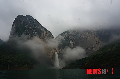 【이창·언스(중국)=뉴시스】김정환 기자 = “노르웨이의 피요르드보다 아름답다”, “뉴질랜드의 피요르드는 댈 것도 아니다.” 중국 후베이성 언스(恩施)시에서 양쯔강 지류인 칭장(清江)을 따라 펼쳐지는 ‘칭장화랑(清江画廊)’의 자태를 접한 한국인 관광객들 사이에서 터져 나온 말이다.&nbsp; ace@newsis.com