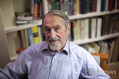 【로이터/뉴시스】9일 올 노벨 화학상을 공동수상한 미 하버드대의 마틴 카플러스 박사가 집에서 포즈를 취해주고 있다. 하버드대가 제공한 사진. 2013.10. 09&nbsp;&nbsp; 