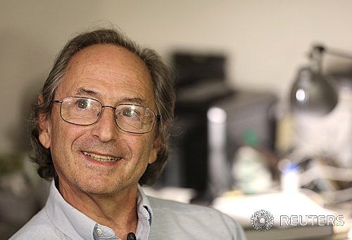 【스탠포드=로이터/뉴시스】9일 올 노벨 화학상을 공동수상한 마이클 레비트 스탠포드 의대 교수가 수상 소식을 듣고 스탠포드 집에서 포즈를 취하고 있다. 2013. 10. 09&nbsp; 