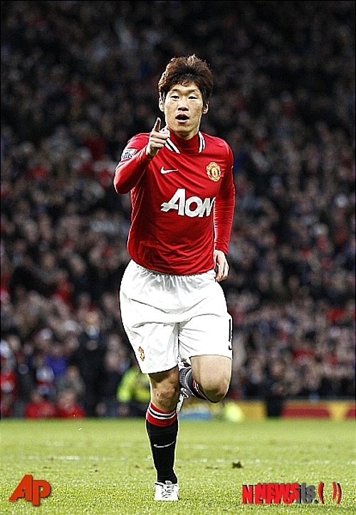 【맨체스터=AP/뉴시스】박지성(32·에인트호벤)이 잉글랜드 프리미어리그 맨체스터유나이티드가 배출한 국가대표 톱 25인에 선정됐다. 사진은 박지성이 지난2011년 12월26일 자정(한국시간) 맨체스터 올드 트래포드에서 열린 2011~2012 EPL 정규리그 18라운드 위건전에서 전반 8분에 선제골을 넣은 후 손가락 세레모니를 하고 있는 모습. (사진=뉴시스DB)