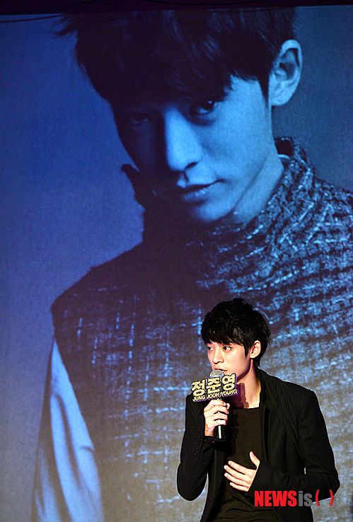 【서울=뉴시스】강진형 기자 = 가수 정준영이 10일 오전 서울 영등포구 여의도CGV 엠펍에서 열린 '정준영 첫 번째 미니앨범' 데뷔 쇼케이스에서 타이틀곡 '이별 10분전'을 선보인 뒤 취재진 질문에 답하고 있다. 2013.10.10.&nbsp; marrymero@newsis.com