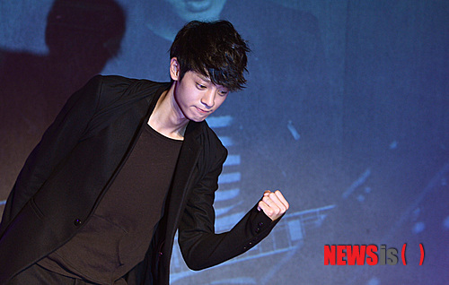 【서울=뉴시스】강진형 기자 = 가수 정준영이 10일 오전 서울 영등포구 여의도CGV 엠펍에서 열린 '정준영 첫 번째 미니앨범' 데뷔 쇼케이스에서 포토타임을 갖고 있다. 2013.10.10.&nbsp; marrymero@newsis.com