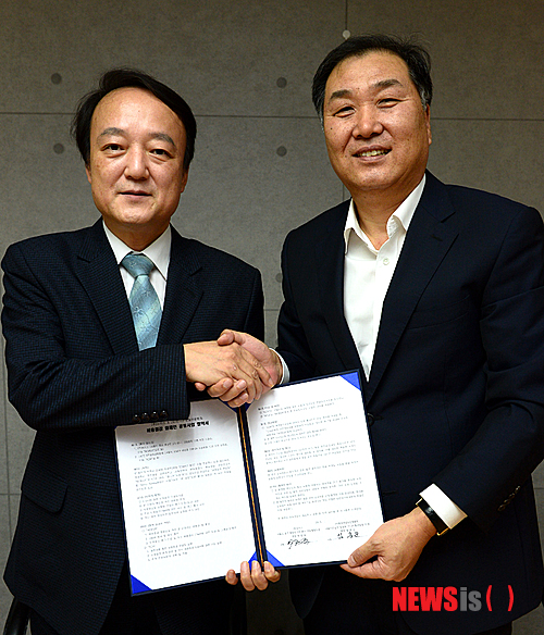 【서울=뉴시스】박주성 기자 = 10일 오후 서울 중구 충무로 뉴시스 본사에서 열린 뉴시스-한국컨설팅산업협회 비용절감 캠페인 공동사업 협약식에서 뉴시스 이종승(오른쪽) 회장과 임종순 한국컨설팅산업협회 회장이 협약서에 서명 후 악수를 나누고 있다. 2013.10.10.&nbsp; park7691@newsis.com 