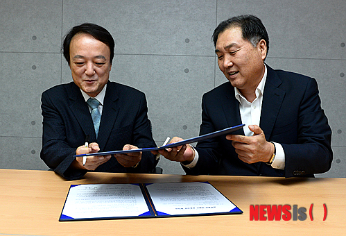 【서울=뉴시스】박주성 기자 = 10일 오후 서울 중구 충무로 뉴시스 본사에서 열린 뉴시스-한국컨설팅산업협회 비용절감 캠페인 공동사업 협약식에서 뉴시스 이종승(오른쪽) 회장과 임종순 한국컨설팅산업협회 회장이 협약서를 교환하고 있다. 2013.10.10.&nbsp; park7691@newsis.com 