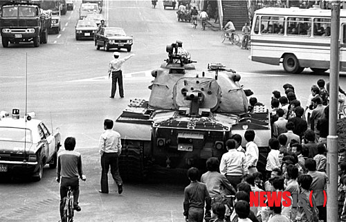 【부산=뉴시스】하경민 기자 = 사진은 부마민주항쟁 당시 부산시청 앞 계엄군의 모습. 2013.10.10. (사진=부산민주항쟁기념사업회 제공)yulnetphoto@newsis.com