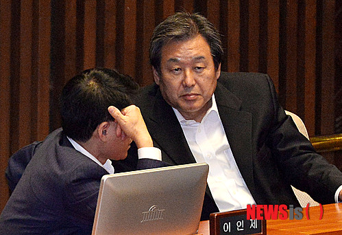 【서울=뉴시스】박동욱 기자 = 새누리당 김무성 의원이 10일 오후 서울 여의도 국회에서 열린 320회 국회(정기회) 7차 본회의에서 동료 의원과 대화를 나누고 있다. 2013.10.10.&nbsp; fufus@newsis.com