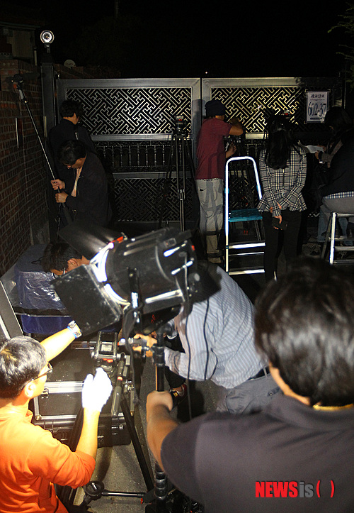 【수원=뉴시스】강종민 기자 = 노벨 문학상 발표를 앞둔 10일 오후 경기 수원 상광교동 광교산 인근의 시인 고은씨 자택 앞에서 주민들과 취재진이 몰려 고은 시인의 노벨상 수상 소식을 기다리고 있다. 2013.10.10&nbsp; ppkjm@newsis.com 