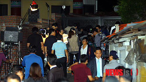 【수원=뉴시스】강종민 기자 = 노벨 문학상 발표를 앞둔 10일 오후 경기 수원 상광교동 광교산 인근의 시인 고은씨 자택 앞에서 주민들과 취재진이 몰려 고은 시인의 노벨상 수상 소식을 기다리고 있다. 2013.10.10&nbsp; ppkjm@newsis.com 