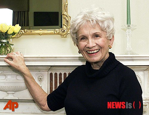 【서울=뉴시스】오제일 기자 = 캐나다 소설가 앨리스 먼로가 2013년 노벨문학상의 주인공이 됐다. '행복한 그림자의 춤' '곰이 산을 넘어오다' 등의 여성작가다.&nbsp; ◇1990~2013년 노벨문학상 수상자·주요작품&nbsp; ▲1990년 옥타비오 파스(시인·멕시코) - '태양의 돌', '동사면'&nbsp; ▲1991년 나딘 고디머(소설가·남아공) - '사탄의 달콤한 목소리', '보호주의자'&nbsp; ▲1992년 데렉 월코트(시인·세인트루시아) - '또 다른 삶'&nbsp; ▲1993년 토니 모리슨(소설가·미국) - '재즈'&nbsp; ▲1994년 오에 겐자부로(소설가·일본) - '만연원년의 풋볼'&nbsp; ▲1995년 셰이머스 히니(시인·아일랜드) - '어느 자연주의자의 죽음'&nbsp; ▲1996년 비슬라바 쉼보르스카(시인·폴란드) - '모래 알갱이가 있는 풍경'&nbsp; ▲1997년 다리오 포(극작가·이탈리아) - '돼지 등 타기'&nbsp; ▲1998년 주제 사라마구(소설가·포르투갈) - '수도원의 비망록', '눈먼자들의 도시'&nbsp; ▲1999년 귄터 그라스(소설가·독일) - '양철북'&nbsp; ▲2000년 가오싱젠(극작가·중국) - '영산'&nbsp; ▲2001년 비디아다르 네이폴(소설가·영국) - '세계 속의 길', '거인의 도시'&nbsp; ▲2002년 임레 케르테스(소설가·헝가리) - '운명'&nbsp; ▲2003년 J M 쿳시(소설가·남아공) - '불명예'&nbsp; ▲2004년 엘프레데 옐리네크(소설가·오스트리아) - '피아노 치는 여자'&nbsp; ▲2005년 해럴드 핀터(극작가·영국) - '과거 일들의 회상'&nbsp; ▲2006년 오르한 파무크(소설가·터키) - '내 이름은 빨강'&nbsp; ▲2007년 도리스 레싱(소설가·영국) - '마사 퀘스트'&nbsp; ▲2008년 르 클레지오(소설가·프랑스) - '대홍수', '사막'&nbsp; ▲2009년 헤르타 뮐러(소설가·독일) - '저지대'&nbsp; ▲2010년 마리오 바르가스 요사(소설가·페루)- '판탈레온과 특별봉사대', '새엄마 찬양'&nbsp; ▲2011년 토머스 트란스트로메르(시인·스웨덴)-'창문과 돌', '발틱'&nbsp; ▲2012년 모옌(소설가·중국)-'홍까오량 가족', '풍유비둔'&nbsp; ▲2013년 앨리스 먼로(소설가·캐나다)- '행복한 그림자의 춤' '곰이 산을 넘어오다'&nbsp; kafka@newsis.com