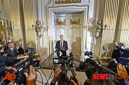 【스톡홀름=AP/뉴시스】2013 노벨문학상 발표현장. 캐나가 작가 앨리스 먼로가 수상했다.