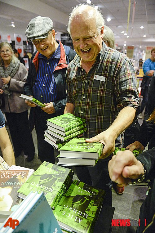 【스폭홀름=AP/뉴시스】노벨문학상 발표 직후 스웨덴 스톡홀름의 서점. 수상자 앨리스 먼로의 작품집으로 관심이 쏠렸다. 