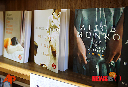 【프랑크푸르트=AP/뉴시스】앨리스 먼로의 작품집들. 독일 프랑크푸르트도서전 현장