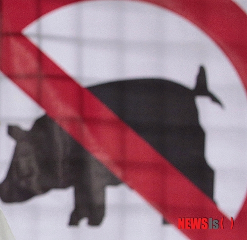 【서울=뉴시스】원추의 '오늘의 운세' 2013년 10월12일 토요일 (음력 9월8일·신해) ▶쥐띠 = 그동안의 수고가 결실을 볼 시기. 48년생 7·8·9월생 단호한 의지가 필요한 때. 뿌린 것들을 수확할 때가 아니니 욕심내지 마라. 남자가 하는 일은 순조롭고 여자가 하는 일은 초조할 뿐이구나. ㄱ·ㅇ·ㅊ성씨 애정은 돼지띠가 다리역할할 듯. ▶소띠 = 허황된 욕심보다는 노력이 필요함. 61년생 ㄱ·ㅂ·ㅎ성씨 남을 먼저 생각할 줄 아는 마음이 복을 부름을 알라. 지금 있는 곳에서 떠난다고 문제가 해결될 줄 알지만 더 큰 문제를 만드는 격. 해결책을 찾아 노력할 것. 퇴근 후 일찍 귀가하라. ▶범띠 = 어둠이 걷히고 새로운 일을 얻을 수. ㅁ·ㅇ·ㅈ성씨 희망을 품고 매진하면 반드시 좋은 성과 나타날 듯. 2·7·9월생 사랑하는 사람의 마음을 읽는 자세가 필요할 때다. 무자식이 상팔자란 말의 의미를 깨달아야 함. 동쪽으론 가지 마라. ▶토끼띠 = 5·11·12월생 자기 임무에 정진하는 자세가 필요한 시기이다. 뜬소문에 동요하지 말고 소신대로 처신하라. 검은색이 힘이 될 듯. ㅅ·ㅊ·ㅍ성씨 사업구상은 좋으나 우선 상대를 이해하고 조금 양보하는 자세가 더 큰 이익을 얻을 수. ▶용띠 = 매사에 혼란이 오가고 의욕이 하락 하겠으니 쥐·말·토끼띠에게 협조를 청함이 좋을 듯. 쓸데없이 방황하다가 손재수가 있으니 주의. 1·7·10월생 사랑하는 사람과 눈치 싸움은 이제 그만하고 경제적 문제와 생업에 정신 쓸 때임을 알라. ▶뱀띠 = 끈질긴 인내와 지혜로 대처할 때다. 주위 사람들과 상부상조하면서 협조한다면 좋은 성과 있을 듯. ㅂ·ㅅ·ㅇ성씨 직장 다니는 여자는 제아무리 정이 좋은 부부라도 금이 갈 수 있으니 신경 씀이 좋겠다. ▶말띠 = 계획한 것이나 사업전망 모두가 밝다. 허락하는 한 힘껏 나가도 좋은 듯. 헌 집 버리고 새로 신축하려면 망설이지 말고 시도하라. 2·8·12월생 좋은 소식 있겠다. 54년생 ㄴ·ㅁ·ㅎ성씨 애정은 너무 과민반응 보이지 말 것. ▶양띠 = 남의 말 따라만 가지 말고 신념을 갖고 일을 추진하면 곧 좋은 결과가 올 수. 55년생 ㄱ·ㅂ·ㅈ성씨 증권이나 투기는 오늘만은 승산이 크다. 그러나 그 재미로 계속 하지 말 것. 4·5·6월생 동쪽에 있는 매매 건은 불이익 있을 듯. ▶원숭이띠 = 성급한 행동은 오히려 해를 가져온다. 때를 기다리며 자기 수양에 힘쓸 것. 사업상이나 가정문제도 새로이 시작하는 자세로 재출발할 때다. 56년 1·6·9월생 진실된 삶을 추구하고 자기가 한 말에 책임지며 행동하라. 신경과민 조심. ▶닭띠 = 고생 끝에 낙이 있다. 고비를 넘기고 좋은 시기가 펼쳐지는 길일. 채무관계나 재판 건 고심하지 마라. 하늘이 돕는다. 1·2·5월생 당신이 남자라면 아내와 자식 사랑하는 마음 겉으로 표현해 즐거움을 줄 것. 파란색이 길색. ▶개띠 = ㅅ·ㅂ·ㅇ성씨 매사가 꼬이는 것 같아도 반드시 노력의 대가 있을 듯. 3·9·11월생 애정문제를 한번 점검하라. 믿는 도끼에 발등 찍히는 격. 애정이 멀어지면 사랑한다는 것은 거짓말임을 알아야 한다. ▶돼지띠 = 주변의 조언을 겸허하게 받아들이는 것이 상책이다. 문서관계에 신중을 기할 것. ㅊ·ㅁ·ㅍ성씨는 남의 일에 휘말려서 자기 것까지 다 빼앗길 수다. 4·8·12월생 남녀관계에 근심할 일 생길 수니 안정 찾을 것. 구삼원 원장 02-959-8493, 010-5584-9393