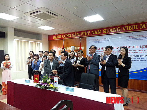 【제주=뉴시스】강정만 기자 = 10일 베트남 하롱베이 꽝닌성청에서 강승수 제주특별자치도 관광문화스포츠국장과&nbsp; 하꽝롱 꽝닌성청 문화체육관광산업국장이 세계7대자연경관 선정을 바탕으로 관광수요 창출을 위해 우호협약을 체결한 후 악수하고 있다. 악수하고 있는 사람 중 왼쪽이 하꽝롱 베트남 꽝닌성청 문화체육관광국장이고, 오른쪽이 강승수 도 관광문화스포츠국장이다. 2013.10.11 (사진= 제주도청 제공).&nbsp;&nbsp; photo@newsis.com