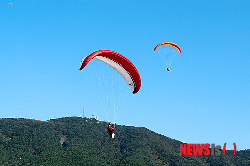 【보령=뉴시스】이진영 기자 = 충북 단양 패러글라이딩장과 함께 국내 최고 명소로 꼽히고 있는 충남 보령의 패러글라이딩 체험장에는 항공레포츠의 계절인 청명한 가을을 맞아 11일 전국 각지의 패러글라이딩 마니아들이 찾고 있다. 2013.10.11. (사진= 보령시 제공)&nbsp;&nbsp; photo@newsis.com