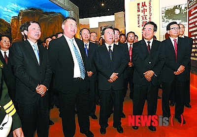 【서울=뉴시스】중국 시진핑(習近平) 국가주석의 친동생 시위안핑(習遠平· 왼쪽에서 두번째)이 지난 9일 간쑤(甘肅) 고위 관계자와 함께 간쑤성 양당현(兩當顯)에서 열린 시중쉰(習仲勳) 전 부총리 탄생 100주년 기념행사에 참석하고 있다. 그동안 노출을 거의 하지 않았던 시 주석 친동생의 동정이 언론에 공개된 가운데 호주 이중국적자 신분 등이 시 주석에게 오히려 약영향을 미칠수 있다는 우려의 시각이 있다. (사진출처: 중국 간쑤르바오(甘肅日報)) 2013.10.11 