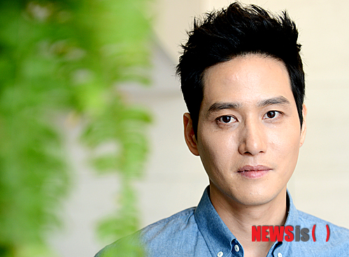 【서울=뉴시스】박영태 기자 = 11일 오전 서울 충무로 극동빌딩 뉴시스 본사를 찾은 배우 박해준이 인터뷰에 앞서 포즈를 취하고 있다. 2013.10.11.&nbsp; since1999@newsis.com 