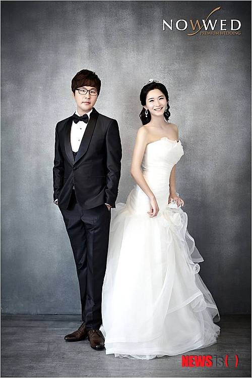 【서울=뉴시스】이재훈 기자 = '어떤가요'의 가수 이정봉(39)이 11세 연하와 결혼한다.&nbsp; 소속사에 따르면, 이정봉은 11월9일 서울 대치동 벨라지움에서 김혜란(28)씨와 웨딩마치를 울린다. 두 사람은 5년 간 교제해왔다.&nbsp; 프로에스콤 신양주 회장이 주례를 서고 1부는 개그맨 심현섭, 2부는 개그맨 염경환이 사회를 본다.&nbsp;&nbsp; 한편, 이정봉은 11일 디지털싱글 '한참동안'을 발표했다. 오랜 연인이 다른 사람을 사랑하는 모습을 옆에서 지켜보는 심정을 담은 곡으로 담백한 창법이 인상적이다.&nbsp; realpaper7@newsis.com 