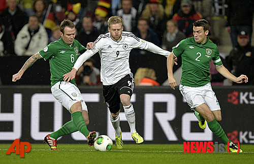 【쾰른(독일)=AP/뉴시스】독일의 안드레 쉬를레(24·첼시)가 지난해 10월12일(한국시간) 독일 쾰른에서 열린 아일랜드와의 브라질 월드컵 유럽 예선 C조 경기에서 적진을 향해 공격을 시도하고 있다.&nbsp; 독일은 이날 쉬를레의 멀티골과 메수트 외질(29·아스날)의 골을 더해 3-0으로 아일랜드를 완파, 승점 25점(8승1무)으로 스웨덴(6승 2무 1패·승점 20점) 따돌리고 조1위가 돼 브라질행을 확정했다. 