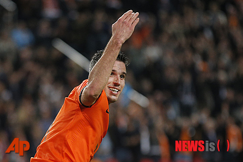 【암스테르담=AP/뉴시스】로빈 판 페르시(30·맨체스터유나이티드)가 12일(한국시간) 네덜란드 암스테르담의 암스테르담 아레나에서 열린 2014 브라질월드컵 유럽예선 D조 9차전 헝가리와의 경기에서 자신의 두 번째 골을 터뜨린 뒤 기뻐하고 있다. 판 페르시는 이날 3골을 넣으며 네덜란드 A매치 역대 최다 득점 기록(41골)을 경신했다. 