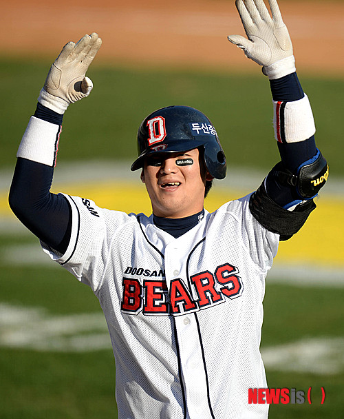 【서울=뉴시스】고범준 기자 = 12일 오후 서울 잠실야구장에서 열린 2013 프로야구 준플레이오프 4차전 두산 베어스와 넥센 히어로즈의 경기에서 6회말 1사 1루 두산 최재훈이 좌중간 홈런을 치고 홈인, 관중들에게 인사를 하고 있다. 2013.10.12. bjko@newsis.com