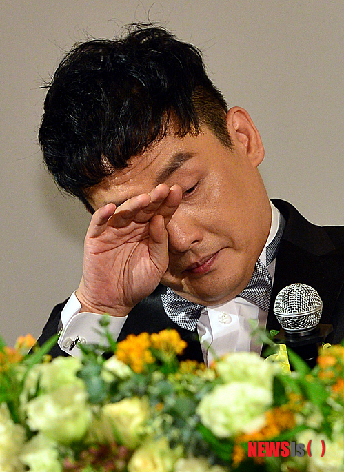 【서울=뉴시스】조종원 기자 = 가수 현진영이 12일 오후 서울 중구 소공동 롯데호텔 서울점에서 결혼식에 앞서 기자회견을 갖던 중 눈물을 닦고 있다. 2013.10.12.&nbsp; choswat@newsis.com
