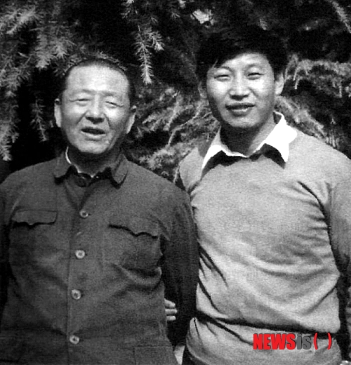 【서울=뉴시스】중국 시진핑(習近平) 중국 국가주석(오른쪽)과 그의 부친 시중쉰(習仲勛) 전 부총리. 시중쉰 탄생 100년인 오는 15일을 앞두고 기념 전집 출간, 특별 TV프로그램 방송 등 중국 전역에서 '시중쉰 띄우기'가 이뤄지고 있다. (사진출처: 중국 런민왕) 2013.10.13