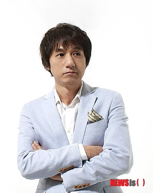 【서울=뉴시스】오제일 기자 = 갑상선 수술을 받았던 가수 강인원(57)이 목소리를 회복하고 가수활동을 재개한다. 보컬 트레이너 장효진(29)이 강인원의 복귀를 도왔다. SNS를 통해 장효진의 존재를 알게 된 강인원이 손을 내밀었고 장효진이 이를 흔쾌히 수락, 강인원의 보컬 트레이너로 나섰다. 강인원은 "목소리가 살아나니 다른 모든 일에도 의욕이 살아난다. 늦어도 내년 3월쯤에는 신곡을 발표할 생각이다. 신인 유망주들에게 줄 곡 작업도 시작했다"고 전했다. 강인원의 근황을 전한 종합편성채널 채널A 프로그램 '그때 그사람'도 힘을 줬다. "내가 가수라는 사실조차 잊고 다른 일에 빠져있었다. 그러나 아직도 가수로서 나를 기억해주는 사람들이 많다는 사실을 알게 됐다. 가수는 나의 소명이자 가장 잘할 수 있는 일이라는 사실을 깨달았다"는 마음이다. 강인원은 1985년 1집 앨범 '강인원1'으로 데뷔, '비 오는 날 수채화' '제가 먼저 사랑할래요' 등으로 사랑받았다. 밴드 '들국화'의 '매일 그대와', 가수 민해경(51)의 '그대 모습은 장미', 이상은(43)의 '사랑해 사랑해', 이승철(47)의 '용서해줘' 등을 작곡하며 작곡가도 활약했다. 2007년 여름 갑상선암 수술 이후 성대에 문제가 있어 가수 활동을 접었다. 이후 음악포털사업가, 실용음악과 교수로 활동했다. kafka@newsis.com