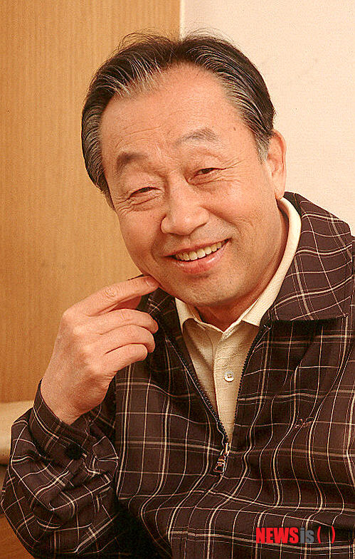 【서울=뉴시스】박영주 기자 = 탤런트 신구(77)가 SBS TV ‘오! 마이 베이비’(오마베)의 내레이션을 맡는다. 신구는 “조부모가 손자를 돌본다는 프로그램의 콘셉트가 좋아 제작진의 내레이션 제안을 수락했다”고 밝혔다. 이 프로그램에 출연하는 개그맨 임하룡(61)은 “과거에 ‘썸데이’라는 드라마에 함께 출연한 인연이 있는 선배님이다. 당시 신구 선생님과 내가 외모도 비슷하다고 생각했었다. 때로는 큰형처럼, 삼촌처럼 생각되는 매우 존경하는 선배님이 내레이션을 맡는다니 무척 든든하다”고 말했다. 탤런트 임현식(68)은 “3대가 독자인 신구 선배님도 언젠가 ‘오마베’에 출연했으면 좋겠다. 이것도 인연이니 다음에 동반 출연하자”고 제의하기도 했다. 한편 ‘오마베’는 아빠, 엄마 없이 할아버지, 할머니와 보내며 겪는 일상들을 통해 성장해 나가는 아이들의 모습들을 관찰카메라로 담는다. 10월 중 방송 예정이다. gogogirl@newsis.com