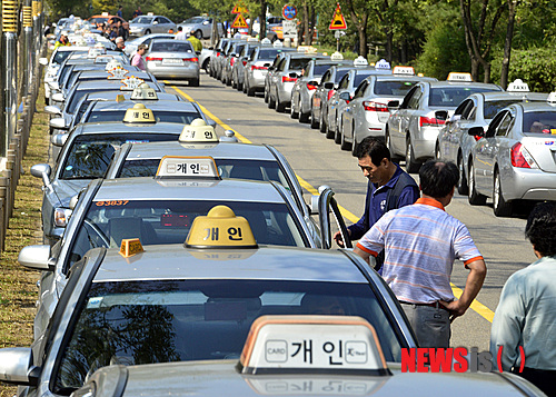 【서울=뉴시스】최동준 기자 = 서울택시 요금인상에 따른 미터기 조정작업 개시일인 14일 오후 서울 마포구 상암동 난지천공원 인근 도로에서 조정작업 차례를 기다리고 있다. 2013.10.14.&nbsp; photocdj@newsis.com