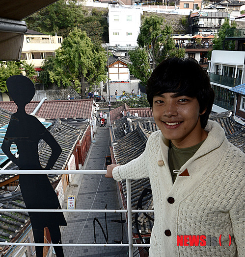 【서울=뉴시스】홍찬선 기자 = ‘화이 : 괴물을 삼킨 아이’에서 열연을 펼친 배우 여진구가 14일 오후 서울 종로구 삼청동의 한 카페에서 인터뷰를 갖고 포즈를 취하고 있다. 2013.10.14.&nbsp;&nbsp; mania@newsis.com 