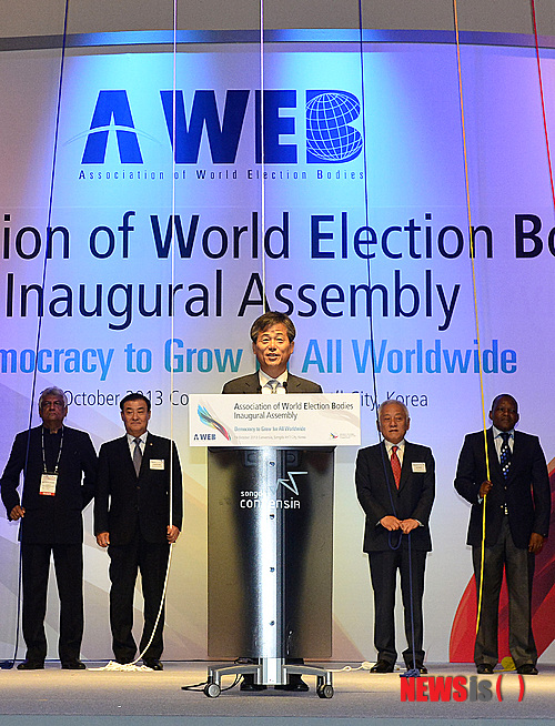 【인천=뉴시스】최동준 기자 = 14일 오후 인천 송도 컨벤시아에서 열린 세계선거기관협의회(A-WEB) 창립총회에서 이인복 중앙선거관리위원회 위원장이 창립선포를 하고 있다.&nbsp; 1948년 첫 총선이 미군정의 관리·감독 아래 치러진 지 65년만에 한국에 사무처를 두는 선거분야 최초의 국제기구인 A-WEB는 앞으로 '선거기구의 유엔' 기능을 맡게 된다. 2013.10.14.&nbsp; photocdj@newsis.com
