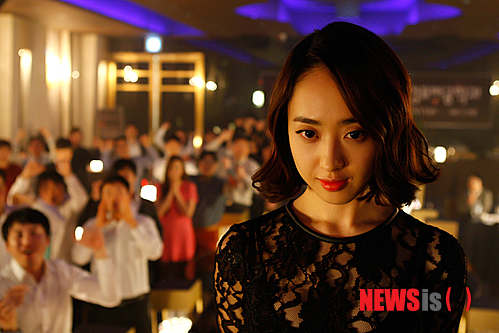 【서울=뉴시스】박영주 기자 = 김민정의, 김민정에 의한, 김민정을 위한….&nbsp; 영화 '밤의 여왕'(감독 김제영)은 이 한 마디로 압축된다. 113분 동안 빠져든 스크린에서 정신을 차려보면, 결국 남는 것은 '김민정 예쁘다'라는 감탄사뿐이다.&nbsp; gogogirl@newsis.com