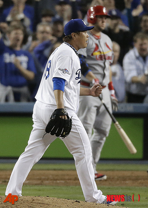 【로스앤젤레스=AP/뉴시스】'괴물 투수' 류현진(26·LA 다저스)이 15일(한국시간) 미국 캘리포니아주 로스앤젤레스의 다저스타디움에서 벌어진 2013 메이저리그(MLB) 내셔널리그 챔피언십시리즈 3차전에 선발 등판해 7회초 2사 1루에서 맷 애덤스를 삼진으로 잡은 후 기뻐하고 있다.