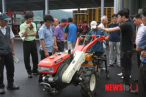 【금산=뉴시스】손광우 기자 = 지난14일 충남 금산군농업기술센터에서 농기계임대를 위해 농기계 사용방법을 설명하고 있다. 2013.10.15. (사진=금산군농업기술센터 제공)&nbsp; photo@newsis.com