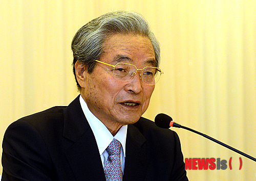 【서울=뉴시스】박상훈 기자 = 15일 오전 서울 중구 퇴계로 한 음식적에서 김종필 재평가를 위한 '운정회' 발기인총회가 열린 가운데 회장직을 맡은 이한동 전 국무총리가 발언하고 있다. 2013.10.15. hyalinee@newsis.com