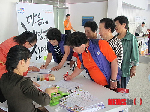 ▲ 지난 2일 곰나루광장에서 열린 공주복지박람회에서 공주시 행복키움지원단 홍보부스 사진. 