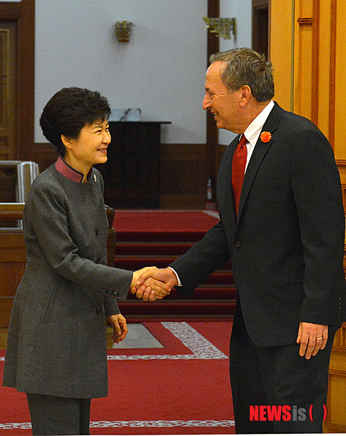 【서울=뉴시스】김영욱 기자 = 박근혜 대통령이 15일 오후 청와대에서 미 재무장관과 하버드 대학교 총장을 거쳐 오바마 행정부 1기 국가경제위원회 의장을 지낸 로렌스 서머스(Lawrence Henry Summers) 하버드대 경제학 교수를 접견, 악수하고 있다.&nbsp; 2013.10.15&nbsp; mirage@newsis.com