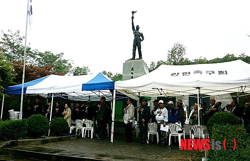 【고성(강원)=뉴시스】김경목 기자 = 북파호림부대유족회(회장 김관국) 회원들이 15일 강원 고성군 통일전망대 호림유격군전적비에서 열린 제64주기 전몰 호림유격전우 추모제에서 국민의례를 하고 있다. 2013.10.15. (사진=강릉보훈지청 제공)&nbsp; photo@newsis.com