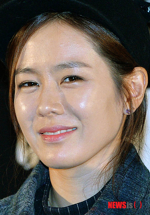 【서울=뉴시스】 박문호 기자 = 배우 손예진이 15일 오후 서울 행당동 CGV 왕십리점에서 열린 영화 ‘공범(연출 국동석)’ 언론시사 및 기자간담회에서 소감을 말하고 있다. 2013.10.15. go2@newsis.com