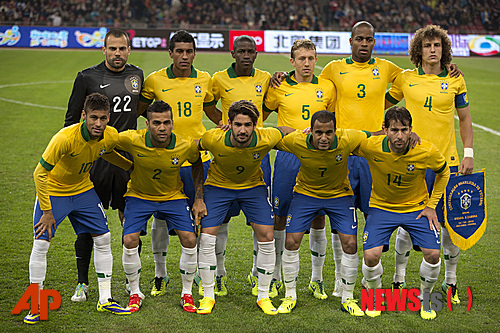 【베이징=AP/뉴시스】루이스 펠리프 스콜라리(66) 브라질 축구대표팀 감독은 7일(한국시간) 브라질 리우데자네이루 시에서 기자회견을 열고 2014브라질월드컵에 나설 23명의 대표팀 최종 명단을 발표했다. 사진은 지난해 10월15일 중국 베이징에서 개최된 잠비아와의 평가전을 앞두고 사진 촬영을 하고 있는 브라질대표팀의 모습.2014.5.8.