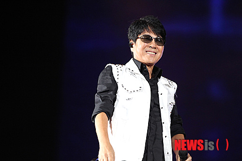 【서울=뉴시스】이재훈 기자 = 10년 만에 발표한 정규 19집 '헬로'로 제2의 전성기를 맞이한 가수 조용필(63)이 '헬로' 일본반을 16일 한국과 일본에서 동시에 공개했다.&nbsp; 유니버설뮤직이 유통하는 이번 앨범에는 한국판 19집에 수록된 10곡 전곡과 이들 곡 중 '바운스' '걷고 싶다'의 일본어 버전 3곡을 추가, 총 13곡이 실렸다.&nbsp; '헬로'에서 래퍼 버벌진트(33)가 피처링을 한 것과 달리 이 곡의 일본어 버전 랩 파트는 일본에서 인기높은 한류그룹 '2PM' 멤버 택연(25)이 영어로 했다.&nbsp; 유니버설뮤직재팬의 산하 레이블이자 히사이시 조, 드림스 컴 트루, WaT 등 일본 유명 뮤지션이 소속된 시그마에서 나왔다. 지난달에는 조용필의 일본 팬페이지도 오픈했다.&nbsp; 유니버설뮤직은 "일본에서 높은 시청률로 인기를 얻고 있는 아침 정보 프로그램 '집(Zip)!' 등에서 연일 '헬로' 뮤직비디오와 함께 발매 관련 뉴스가 다뤄지고 있다"면서 "조용필의 일본 귀환에 대한 기대감이 커지고 있다"고 자랑했다.&nbsp;&nbsp; 이날 국내에서는 음원 사이트에 일본어 버전 '바운스' '헬로' '걷고 깊다' 등 총 3곡이 걸렸다.&nbsp; 유니버설뮤직은 "국내 팬들을 위해 새롭게 편집한 '헬로' 뮤직비디오, 탤런트 조한선이 출연한 '걷고 싶다' 뮤직비디오와 함께 올해 상반기에 진행된 전국투어의 하이라이트 영상이 수록된 한정반과 일본반을 수입했다"고 알렸다.&nbsp; 조용필은 15년 만에 일본에서 발매한 앨범 '헬로'를 기념, 역시 15년 만인 11월7일 도쿄 국제포럼홀에서 콘서트 '원나이트 스페셜'을 펼친다.&nbsp; 1980년대 일본에서 '돌아와요 부산항' 등을 히트시키며 인기를 누린 원조 K팝스타인 조용필은 한국 가수 중 처음으로 1987년 이후 NHK '홍백가합전'에 5차례 출연했다. 1990년대 중반까지 일본에서 활약한 조용필은 1998년 일본 11개 도시 투어 후 현지에서 모습을 볼 수 없었다.&nbsp; 일본에서 마지막 싱글을 내놓은 것도 1998년이다. 1997년 국내에서 발표한 정규 16집 '이터널리' 수록곡 '바람의 노래'와 '판도라의 상자' 등 2곡이 담겼다.&nbsp; realpaper7@newsis.com 