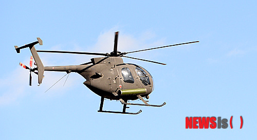 【양평=뉴시스】고범준 기자 = 2013 육군항공 사격대회가 열린 16일 오후 경기도 양평군 비승사격장 상공에서 500MD가 제자리에서 로켓을 발사하고 회항하고 있다. 2013.10.16. bjko@newsis.com