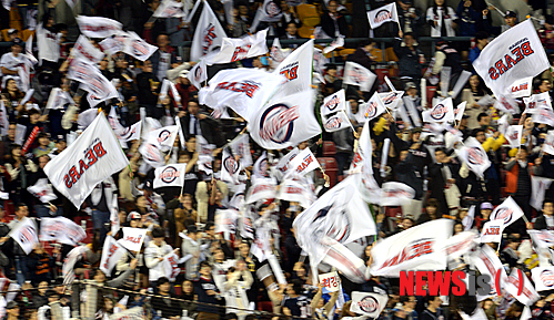 【서울=뉴시스】박영태 기자 =16일 오후 서울 잠실야구장에서 열린 2013 프로야구 플레이오프 1차전 LG 트윈스와 두산 베어스의 경기에서 두산 팬들이 깃발을 흔들며 힘차게 응원하고 있다. 2013.10.16. since1999@newsis.com