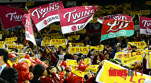 【서울=뉴시스】박영태 기자 =16일 오후 서울 잠실야구장에서 열린 2013 프로야구 플레이오프 1차전 LG 트윈스와 두산 베어스의 경기에서 LG 팬들이 깃발을 흔들며 힘차게 응원하고 있다. 2013.10.16. since1999@newsis.com