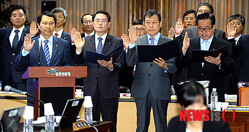 【수원=뉴시스】강종민 기자 = 17일 오전 경기 수원 농촌진흥청에서 열린 국회 농림축산식품해양수산위원회의 농진청, 한국농수산식품유통공사(aT) , 농림수산식품기술기획평가원, 농업기술실용화재단에 대한 국정감사에서 이양호 농진청장, 김재수 aT사장, 김용환 농기평원장, 장원석 실용화재단 이사장이 증인선서를 하고 있다. 2013.10.17&nbsp;&nbsp; ppkjm@newsis.com 