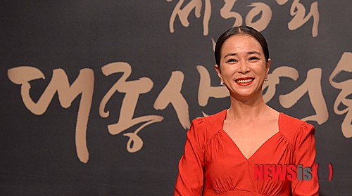 【서울=뉴시스】김인철 기자 = 영화배우 조민수가 17일 오전 서울 용산구 그랜드하얏트서울에서 열린 제50회 대종상영화제 2차 기자간담회에서 기념촬영을 하고 있다. 2013.10.17. yatoya@newsis.com